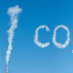 Dym z komina tworzy napis CO2. Czy to dwutlenek węgla spożywczy czy techniczny?