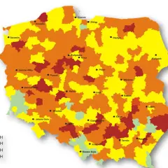 Mapa Polski z zaznaczonymi regionami o różnej twardości wody. Kolory odpowiadają przedziałom twardości, tworząc swoistą tabelę parametrów wody w akwarium.