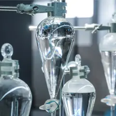 Laboratory setup z kolbami do rozdzielania cieczy. Woda destylowana a demineralizowana – czystość w nauce.