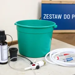 Zestaw do podmieniania zawiera butelkę z atomizerem, pojemnik na wodę z osmozy, wężyk i akcesoria.