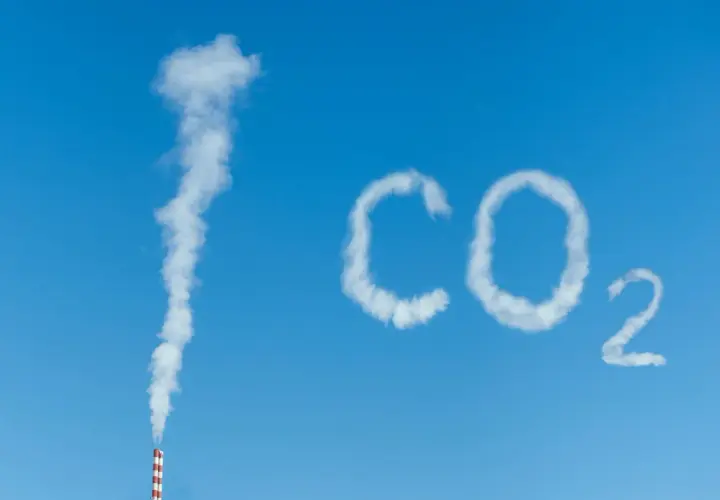 Dym z komina tworzy napis CO2. Czy to dwutlenek węgla spożywczy czy techniczny?