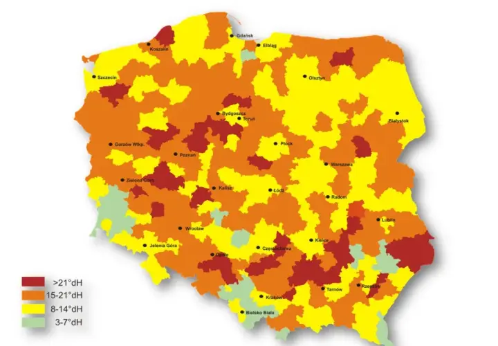 Mapa Polski z zaznaczonymi regionami o różnej twardości wody. Kolory odpowiadają przedziałom twardości, tworząc swoistą tabelę parametrów wody w akwarium.