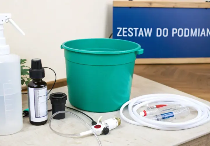 Zestaw do podmieniania zawiera butelkę z atomizerem, pojemnik na wodę z osmozy, wężyk i akcesoria.