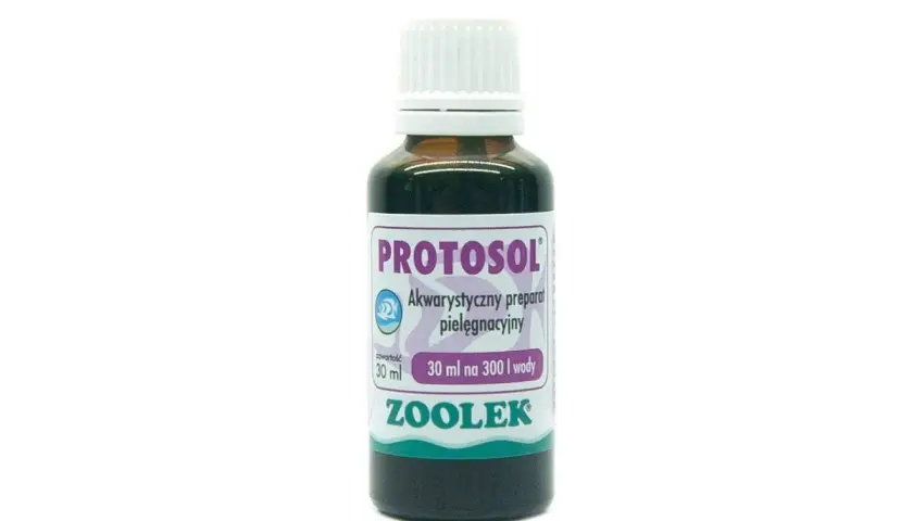 Butelka preparatu Protosol. Na etykiecie informacja o dawkowaniu: 30 ml na 300 l wody.