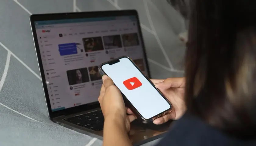 Spoofvertising na YouTube: Jak marki wykorzystują parodię i remiks, by zdobyć uwagę?