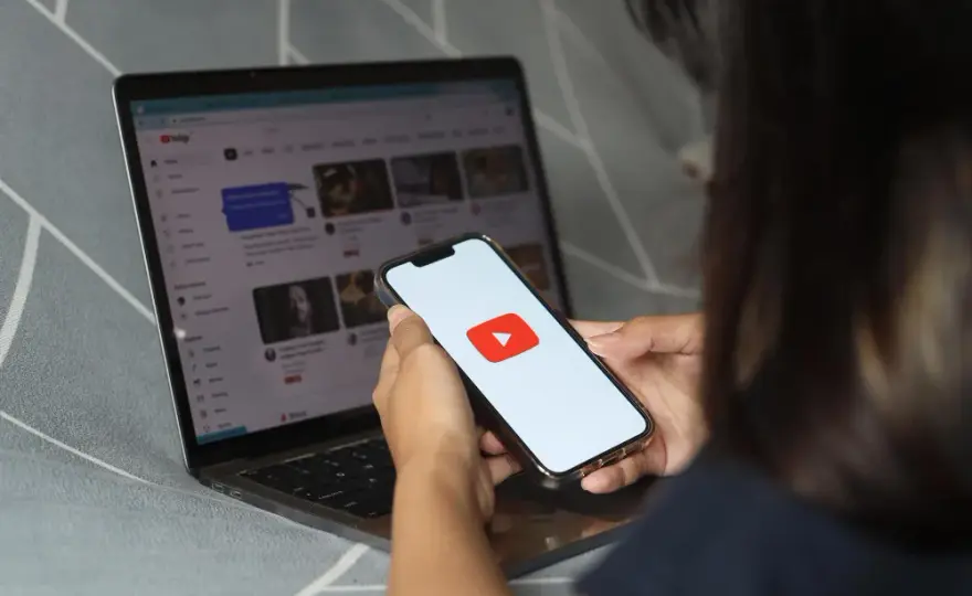 Spoofvertising na YouTube: Jak marki wykorzystują parodię i remiks, by zdobyć uwagę?