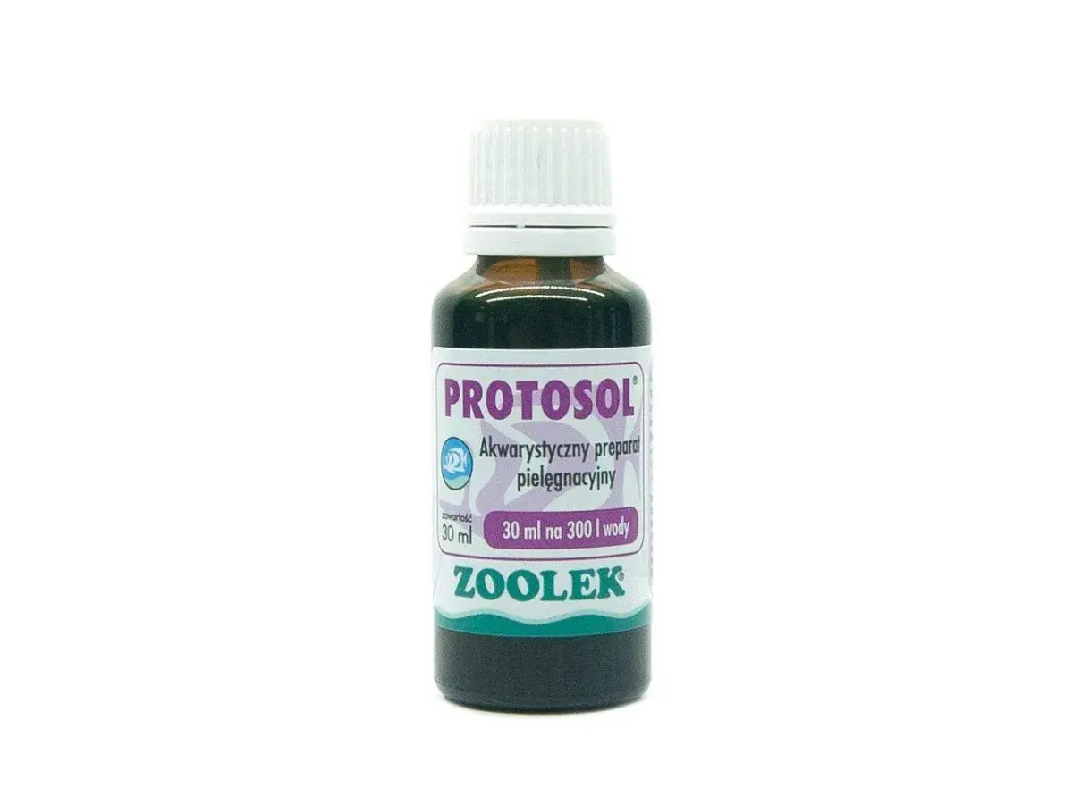 Butelka preparatu Protosol. Na etykiecie informacja o dawkowaniu: 30 ml na 300 l wody.