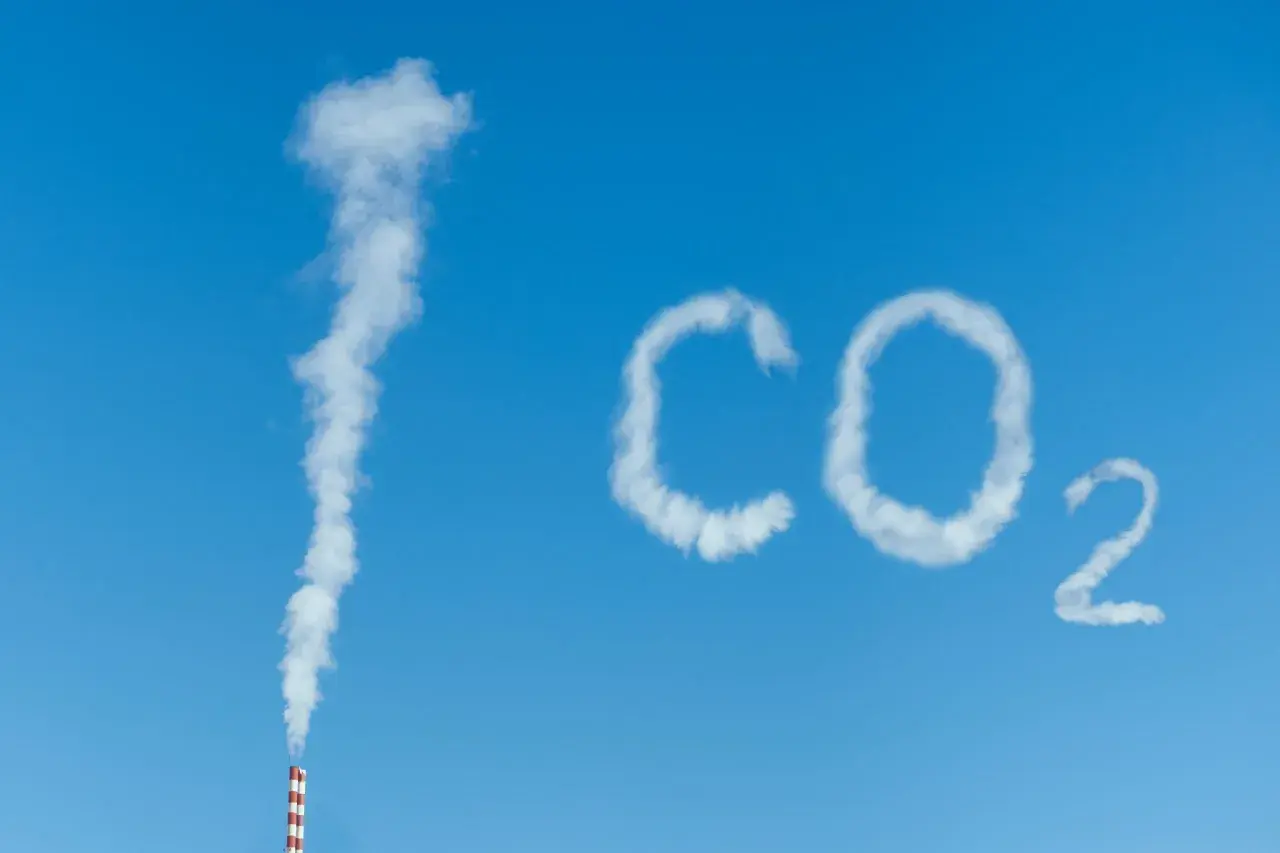 Dym z komina tworzy napis CO2. Czy to dwutlenek węgla spożywczy czy techniczny?