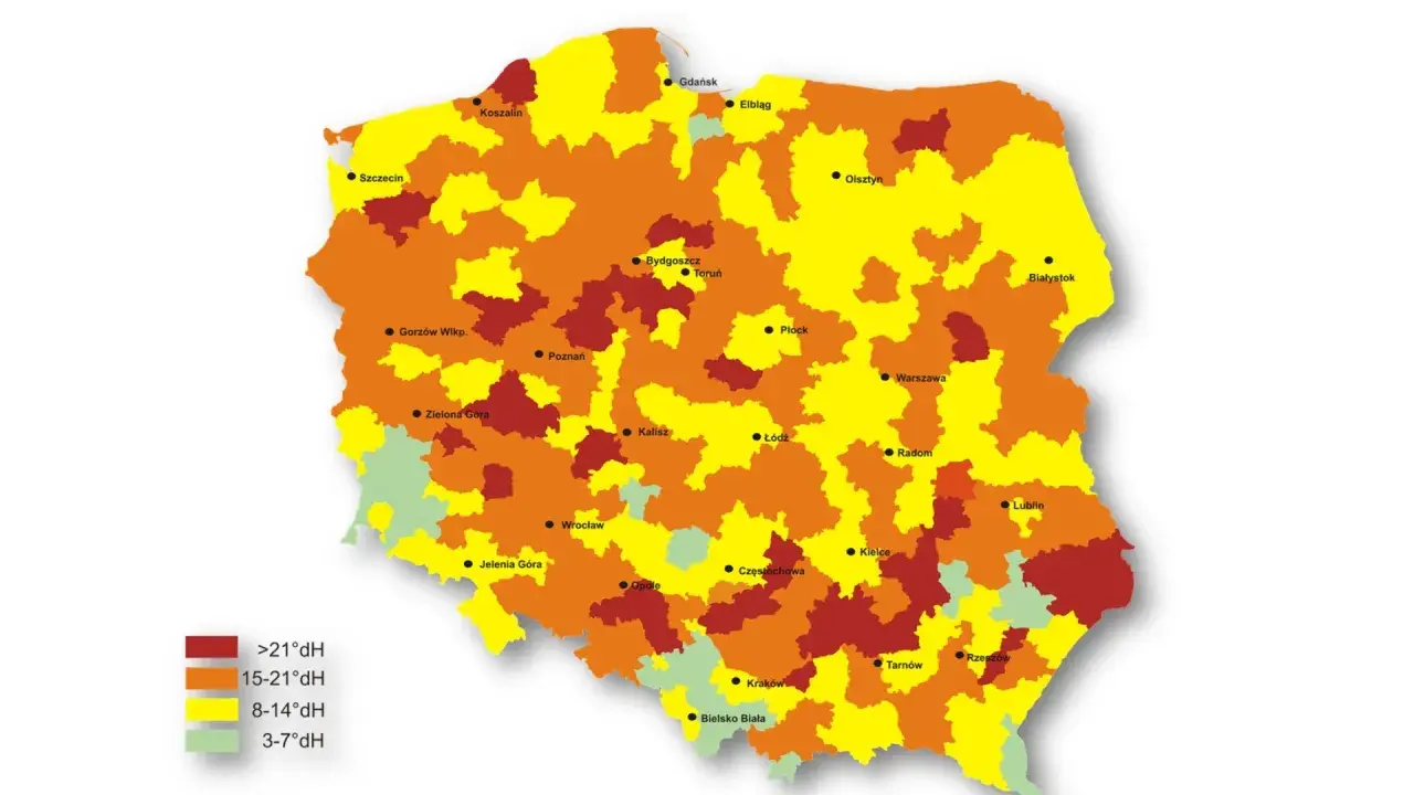 Mapa Polski z zaznaczonymi regionami o różnej twardości wody. Kolory odpowiadają przedziałom twardości, tworząc swoistą tabelę parametrów wody w akwarium.