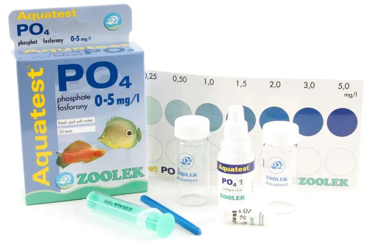 Zestaw Aquatest PO4 do badania fosforanów w wodzie. Zawiera probówki, barwną skalę i odczynniki do 30 testów.